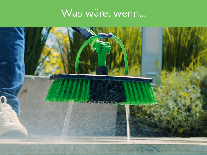 Hammersmith AquaClean Deluxe Reinigungsbürste mit Wasseranschluss sprüht Wasser auf Terrassenfliesen im Außenbereich