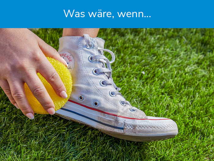 Jemand putzt weiße Schuhe mit Pure100 MagicShine