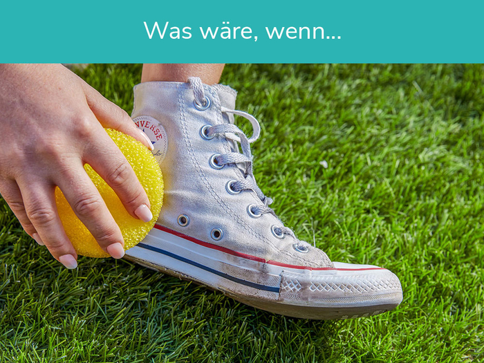Jemand putzt weiße Schuhe mit Pure100 MagicShine