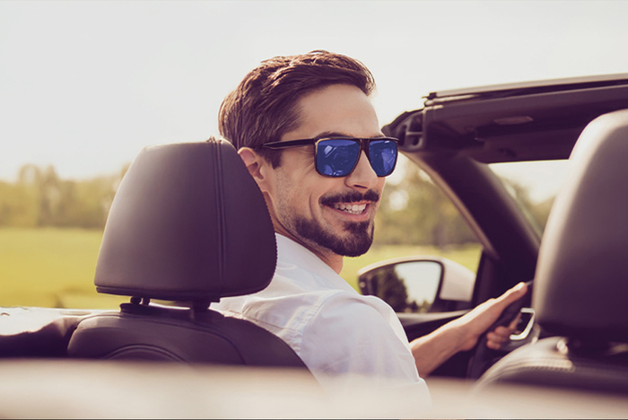 Autofahrer trägt Tages- und Nachtbrille beim Fahren