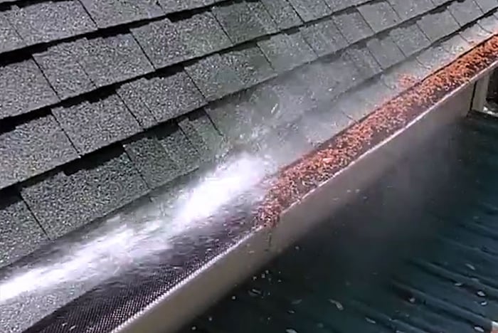 Reinigung der Dachrinne mit dem Hammersmith HydroBlast