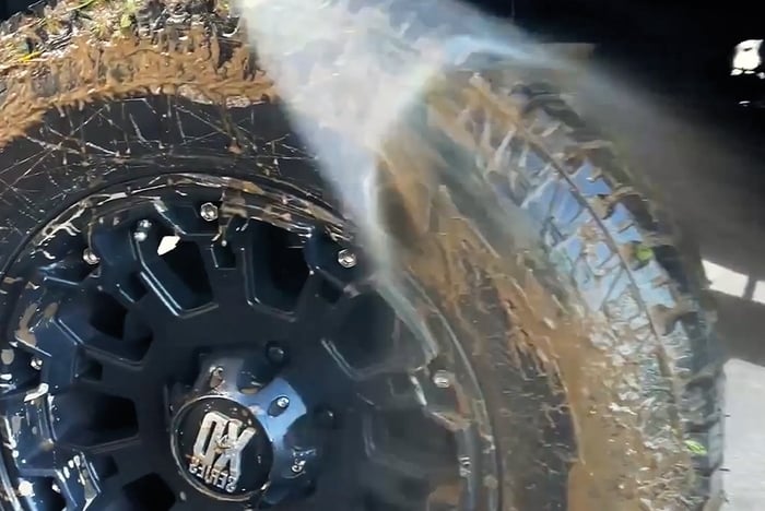 Hartnäckigen & eingetrockneten Schmutz mit dem Hammersmith HydroBlast Akku Hochdruckreiniger entfernen