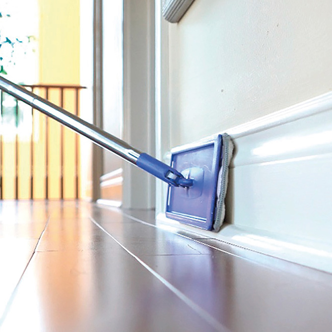 Mikrofaserpad des Livington Touchless Mop befreit die senkrechten Sesselleisten von Staub und Schmutz