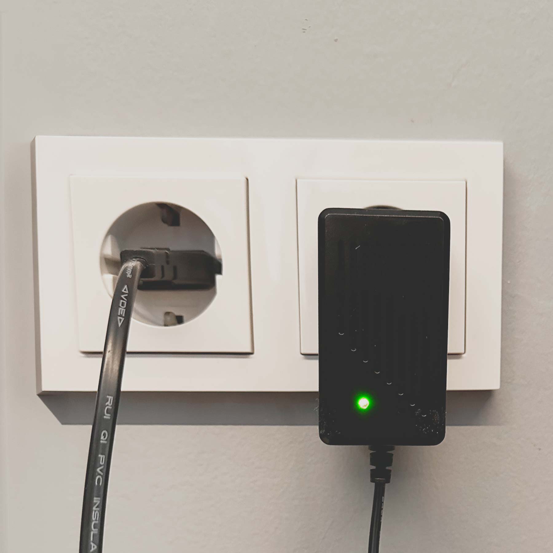 Ladegerät mit grün leuchtender LED