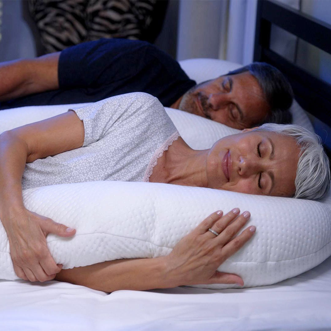 Ein Paar schläft entspannt mit dem Dreamolino Swan Pillow – ideal für seitliches Liegen und sanfte Unterstützung.
