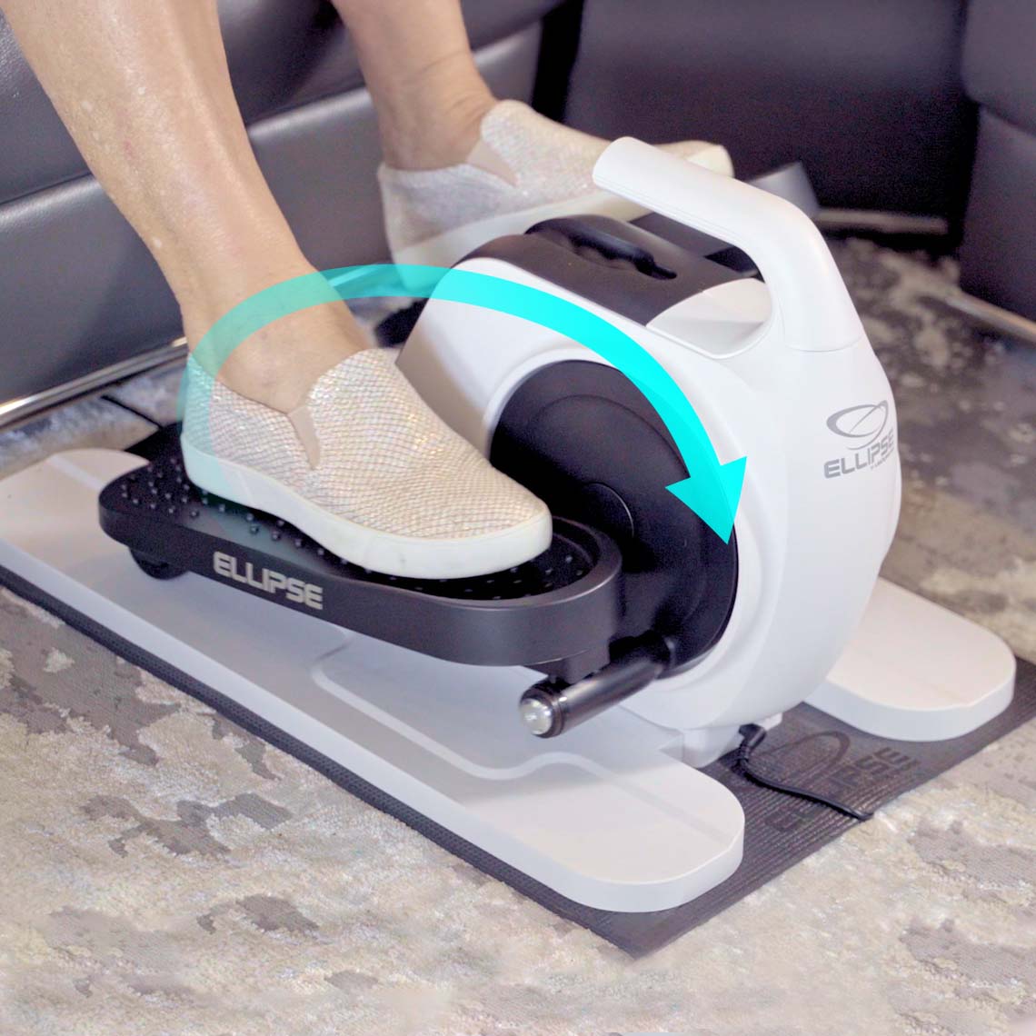 Fußtrainer ELLIPSE im Einsatz – Person trainiert im Sitzen mit hellen Stoffschuhen.