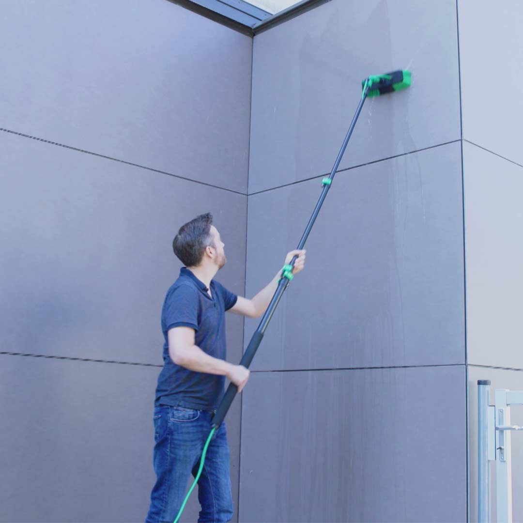 Hammersmith AquaClean Deluxe reinigt mit Teleskopstange mühelos hohe Fassadenflächen.