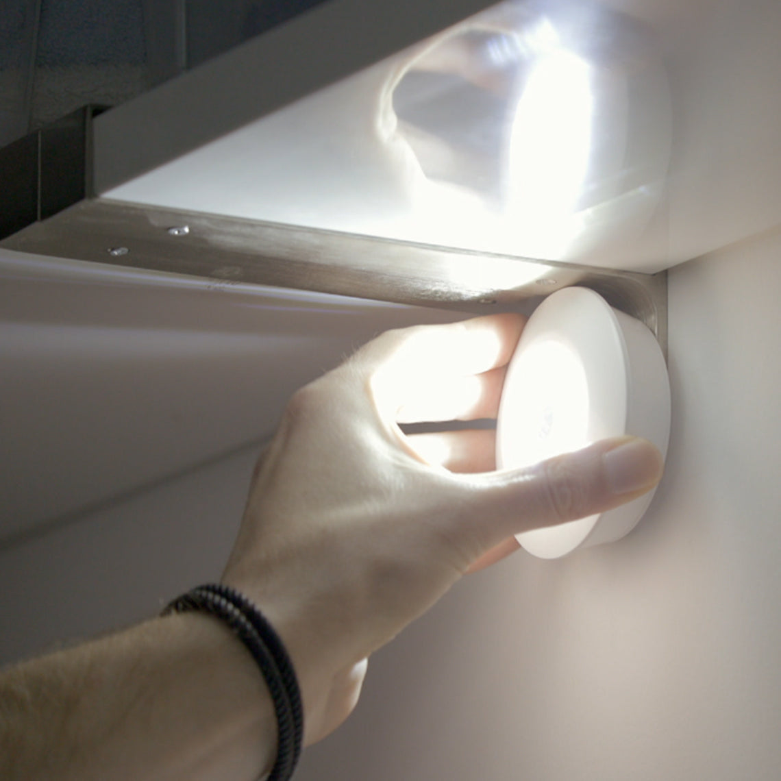 HandyLUX TopBright wird unter einem Hängeschrank als praktische LED-Lichtquelle angebracht.