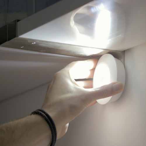 HandyLUX TopBright wird unter einem Hängeschrank als praktische LED-Lichtquelle angebracht.