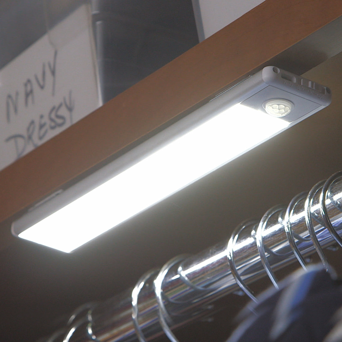 HandyLux Slim Bright – LED-Leuchte mit Bewegungssensor sorgt für Licht unter der Kleiderschrankablage.