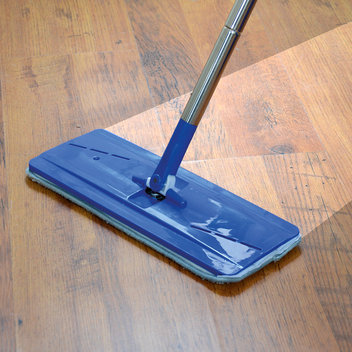 Der Livington Touchless Mop reinigt gründlich glatte Böden dank großflächigem Mikrofaser-Wischkopf.