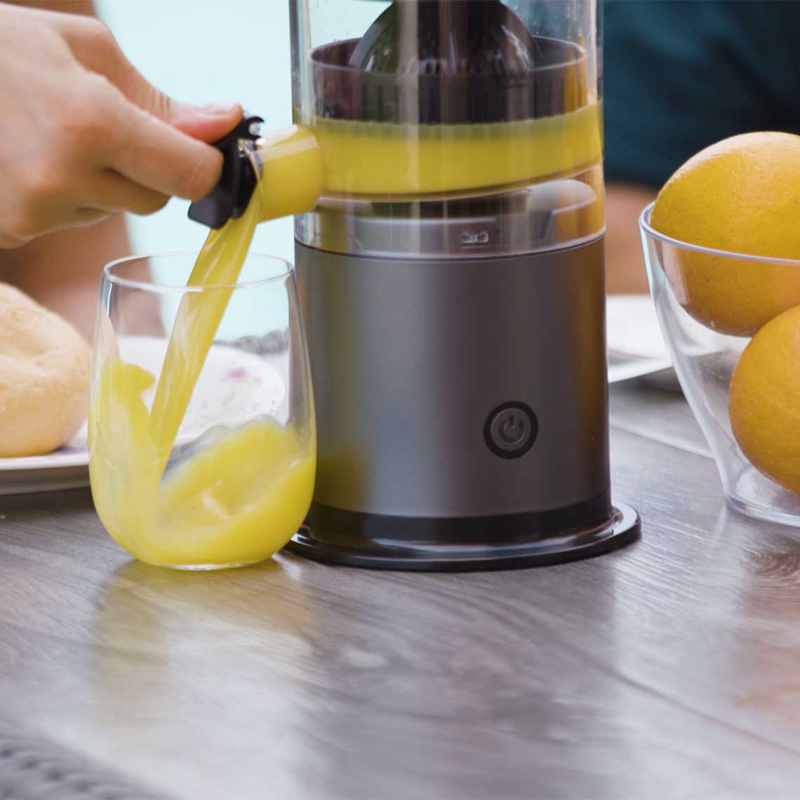 Der Livington JuiceBoost füllt frisch gepressten Saft direkt aus dem Auslass in ein Glas.