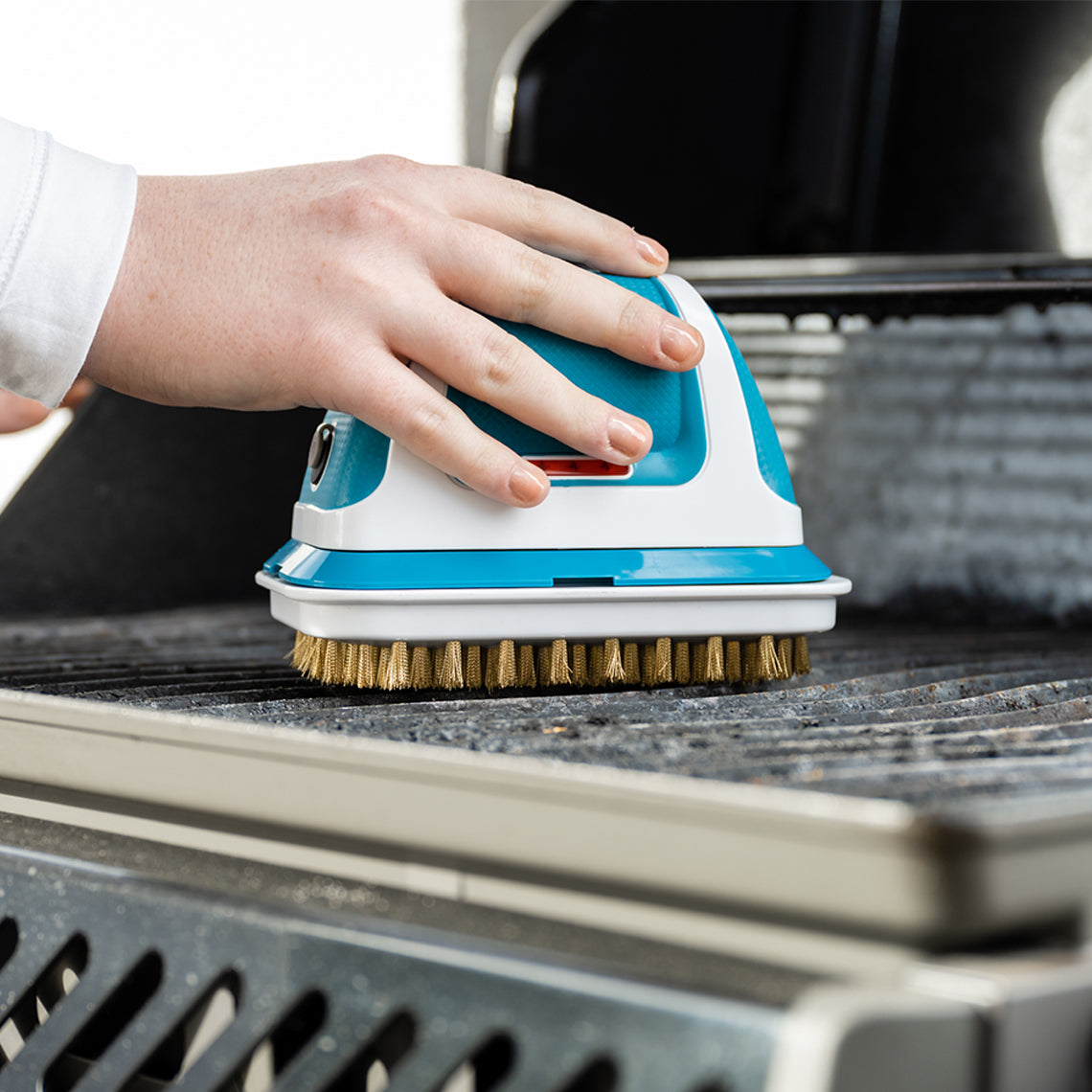 Grillrost wird mit dem Livington MultiScrubber und einer Bürste gründlich gereinigt.