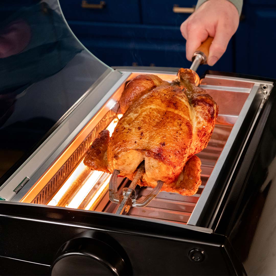 Mit dem Rotisserie Chef wird ein ganzes Hähnchen am Spieß perfekt knusprig gegrillt.