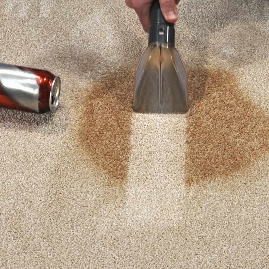 Livington Spot Blast entfernt Flecken von einem hellen Teppich nach dem Verschütten eines Getränks.
