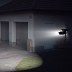 Die Panta TrioSolar leuchtet bei Dunkelheit automatisch einen Hauseingang mit starkem LED-Licht aus.