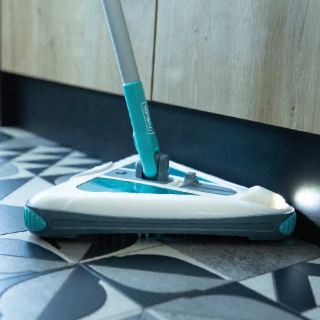 Livington DeeperSweeper reinigt gründlich entlang von Kanten auf Hartböden.