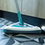Livington DeeperSweeper reinigt gründlich entlang von Kanten auf Hartböden.