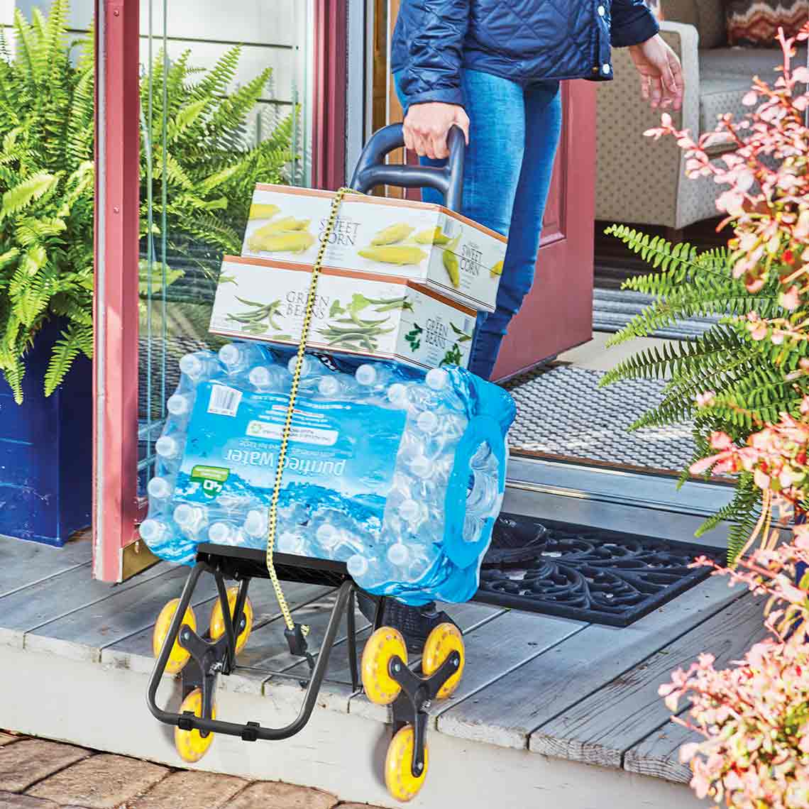 Climb Cart mit Wasserflaschen und Kartons beladen, bereit zum Transport aus dem Haus.