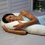 Frau liegt seitlich und kuschelt sich zufrieden an das Dreamolino Swan Pillow im Bett.