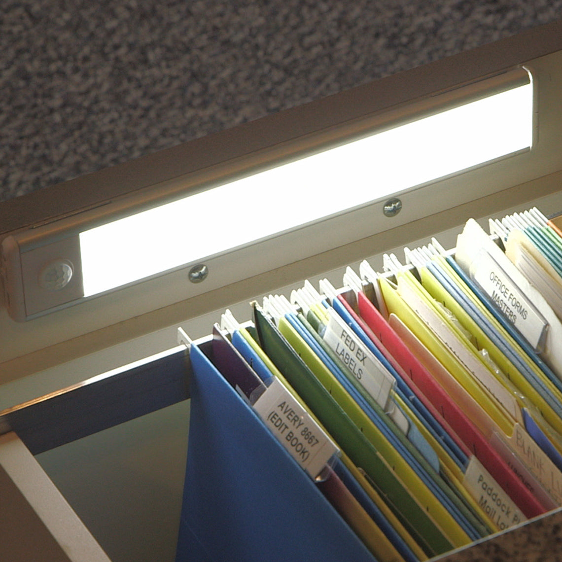 HandyLux Slim Bright – LED-Leuchte mit Bewegungssensor sorgt für klare Sicht in der Aktenschublade.