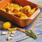 Livington Copperline WonderCooker – gebratenes Huhn mit Zitrone in kupferfarbener Form auf Holztisch.