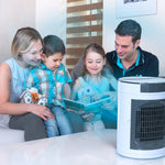 Livington SmartChill kühlt leise beim Vorlesen – ideale Frischluft für die ganze Familie im Wohnzimmer.