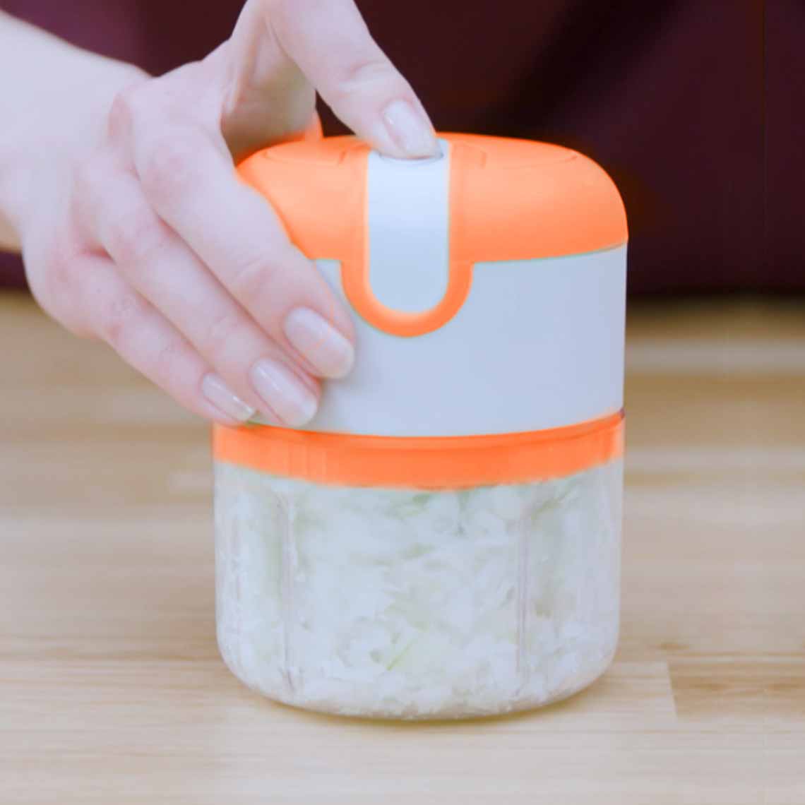 Zwiebel wird fein gehackt mit dem handlichen Mini-Zerkleinerer – schnell, einfach und tränenfrei.