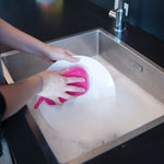 Mit dem Duo Sponge wird ein Teller im Spülbecken gründlich gereinigt – ideal für den täglichen Abwasch.