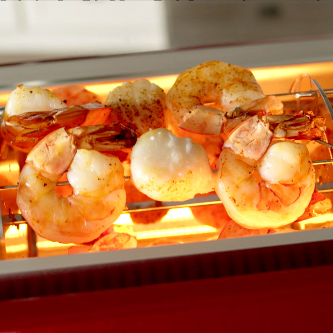 Garnelen auf Spießen im Livington Rotisserie Chef perfekt gegrillt – ohne Fett, aber voller Geschmack.