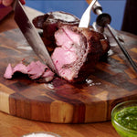Mit dem Rotisserie Chef perfekt gegartes, saftiges Fleisch wird aufgeschnitten.