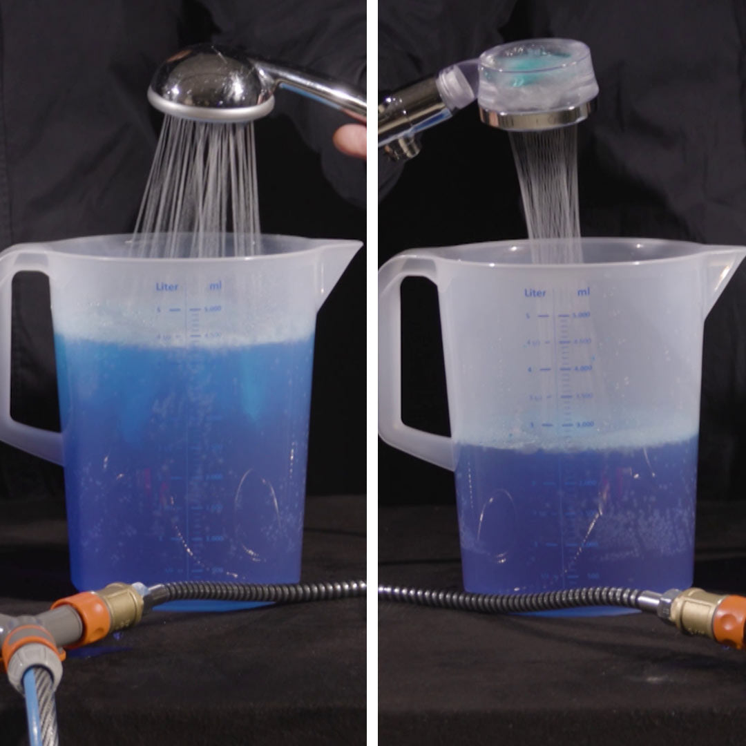 Wasserverbrauchsvergleich: herkömmlicher Duschkopf vs. Aquadon EcoTornado mit weniger Wasser.