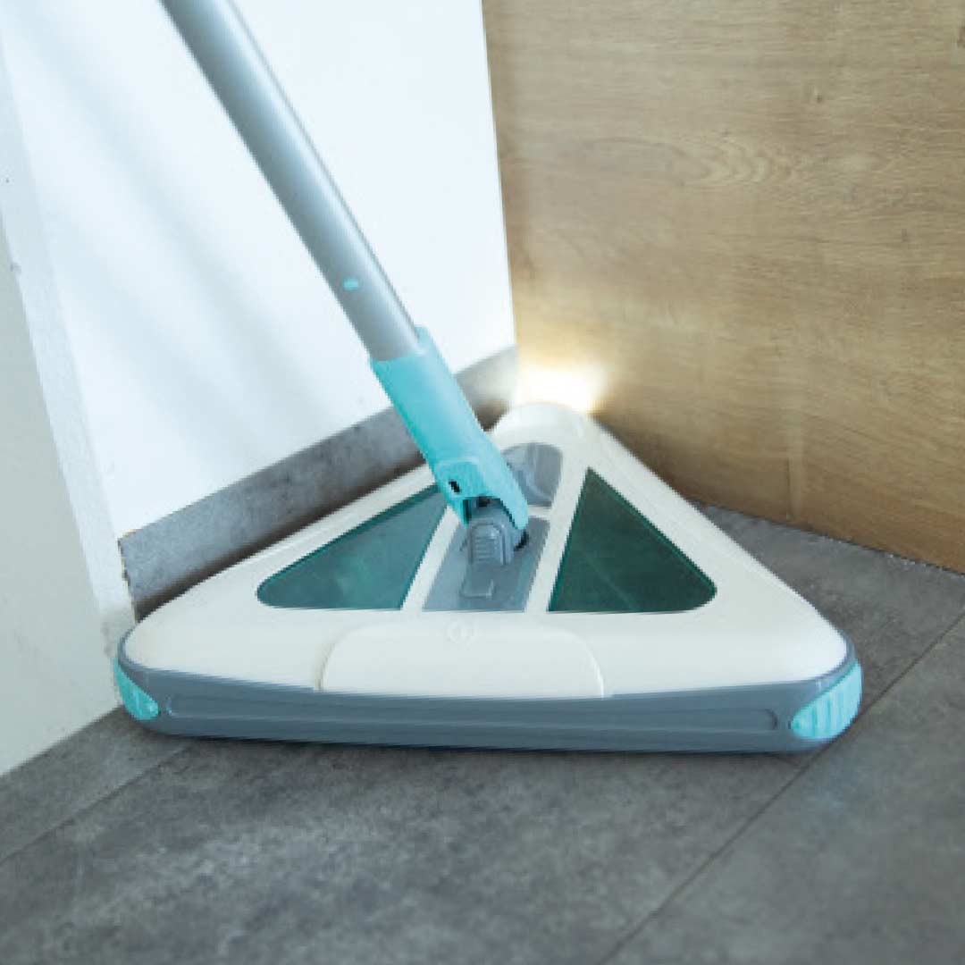 Livington DeeperSweeper reinigt effizient in Ecken dank seiner dreieckigen Form und LED-Beleuchtung.