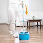 Der Livington Clean Water Spin Mop wird durch Drücken automatisch geschleudert – für sauberes und einfaches Wischen.