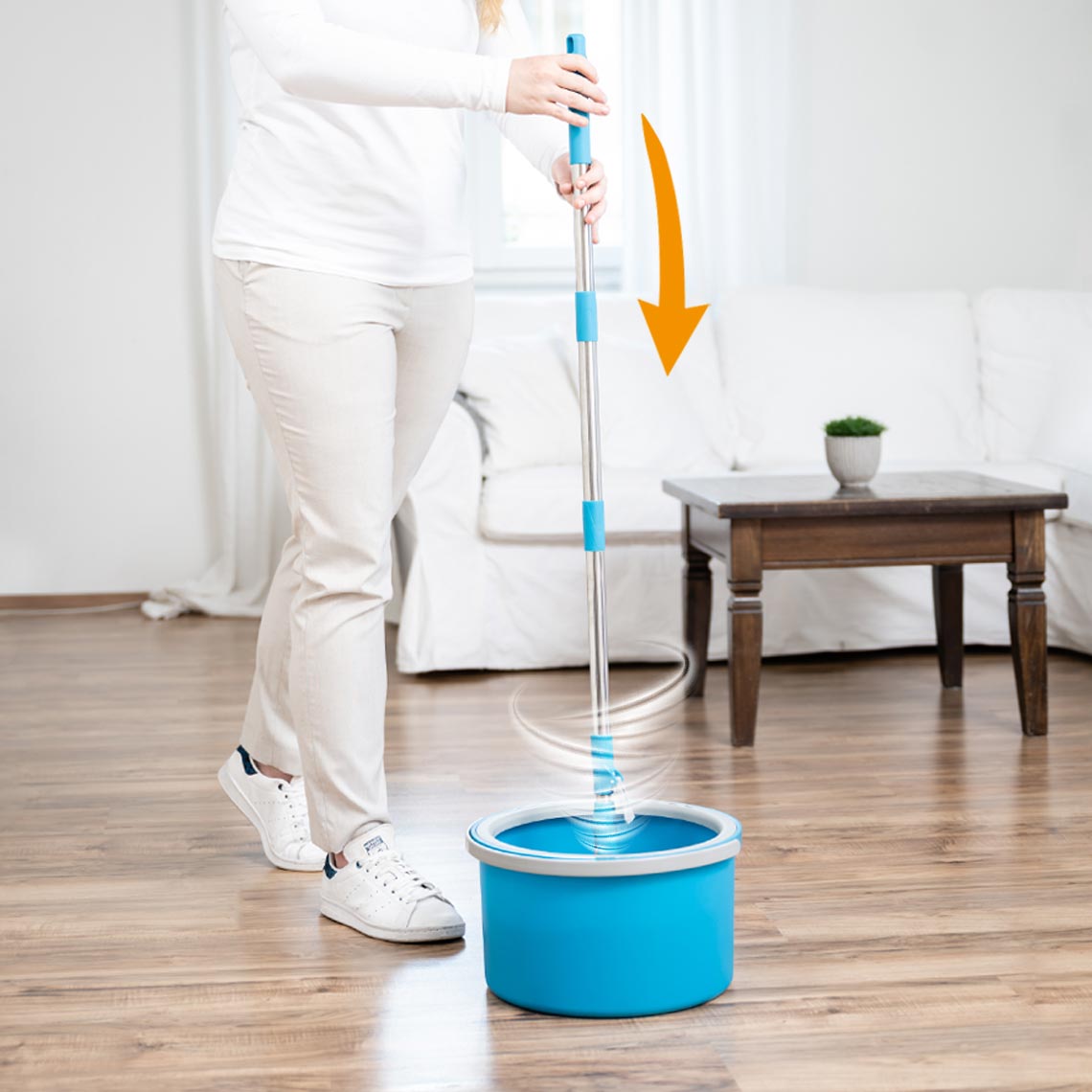 Der Livington Clean Water Spin Mop wird durch Drücken automatisch geschleudert – für sauberes und einfaches Wischen.