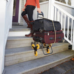 Climb Cart transportiert zwei Koffer mühelos eine Treppe hinauf.