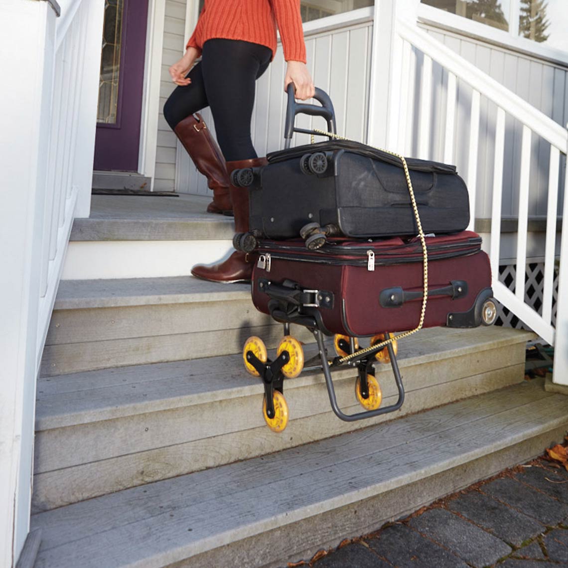 Climb Cart transportiert zwei Koffer mühelos eine Treppe hinauf.