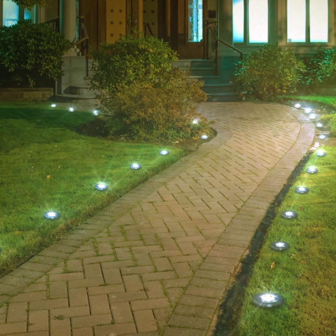 LED-Solarleuchten beleuchten den Gartenweg.