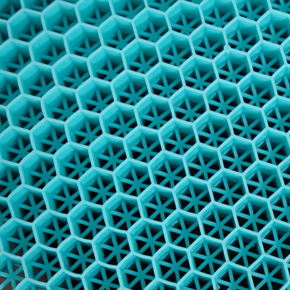 Detailansicht einer elastischen Wabenstruktur aus Gelmaterial – atmungsaktiv und druckentlastend.