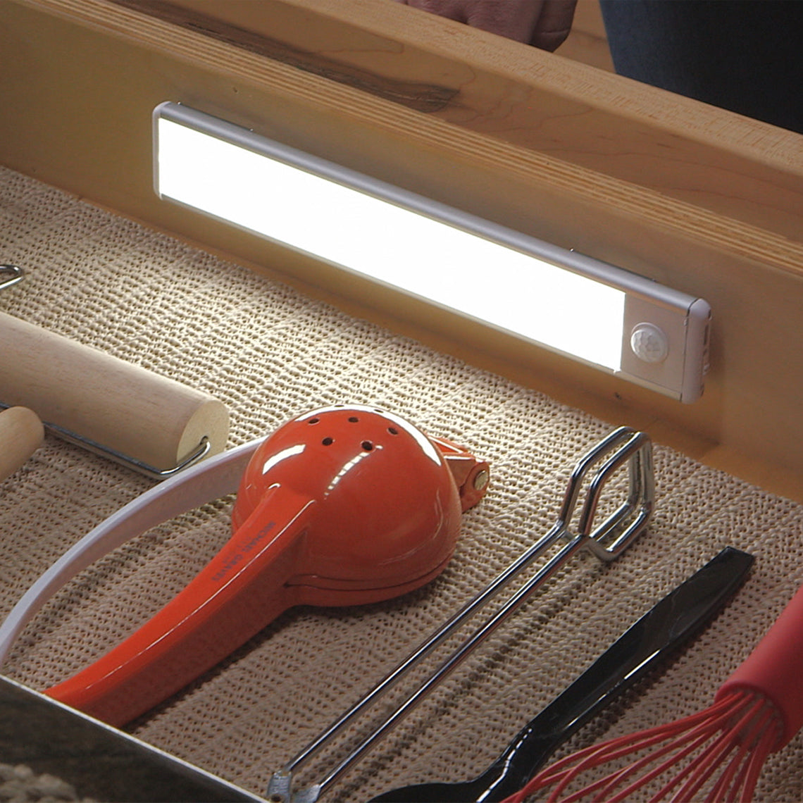 HandyLux Slim Bright – LED-Leuchte bringt automatisch Licht in die Küchenschublade mit Küchenhelfern.