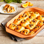 Livington Copperline WonderCooker – goldbraune Schnecken mit Rosinen in kupferfarbener Auflaufform.