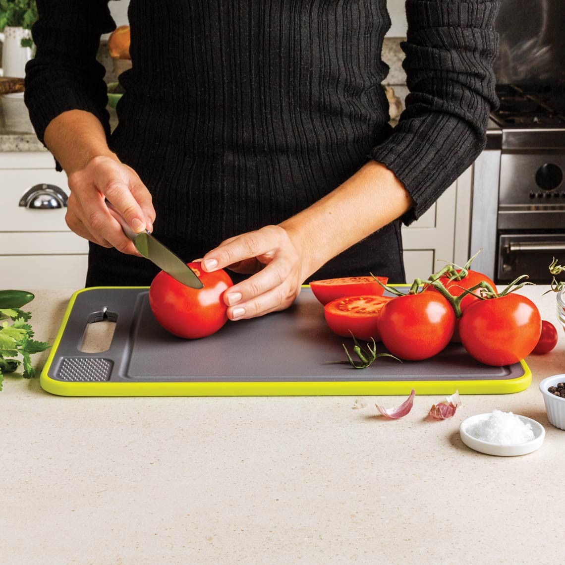 Tomaten werden auf dem Livington FrostAway geschnitten – Schneidbrett mit integrierter Reibe und Auftaufunktion.
