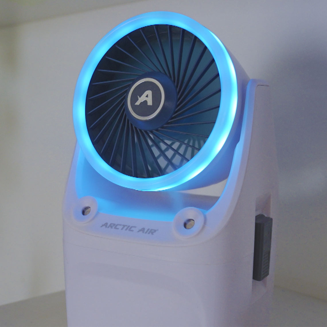 Nahaufnahme des Ventilators mit blauem Licht