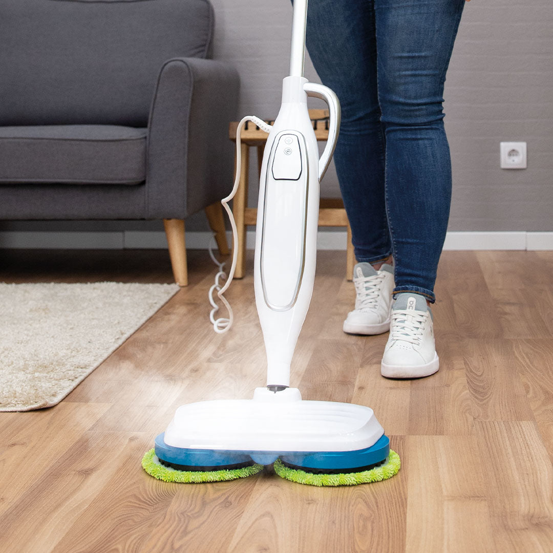 Livington Steam Twister beim Dampfreinigen eines Holzbodens mit rotierenden Reinigungspads.