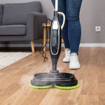 Der Livington Steam Twister dampft auf Parkettboden, zwei rotierende Reinigungspads sind im Einsatz.