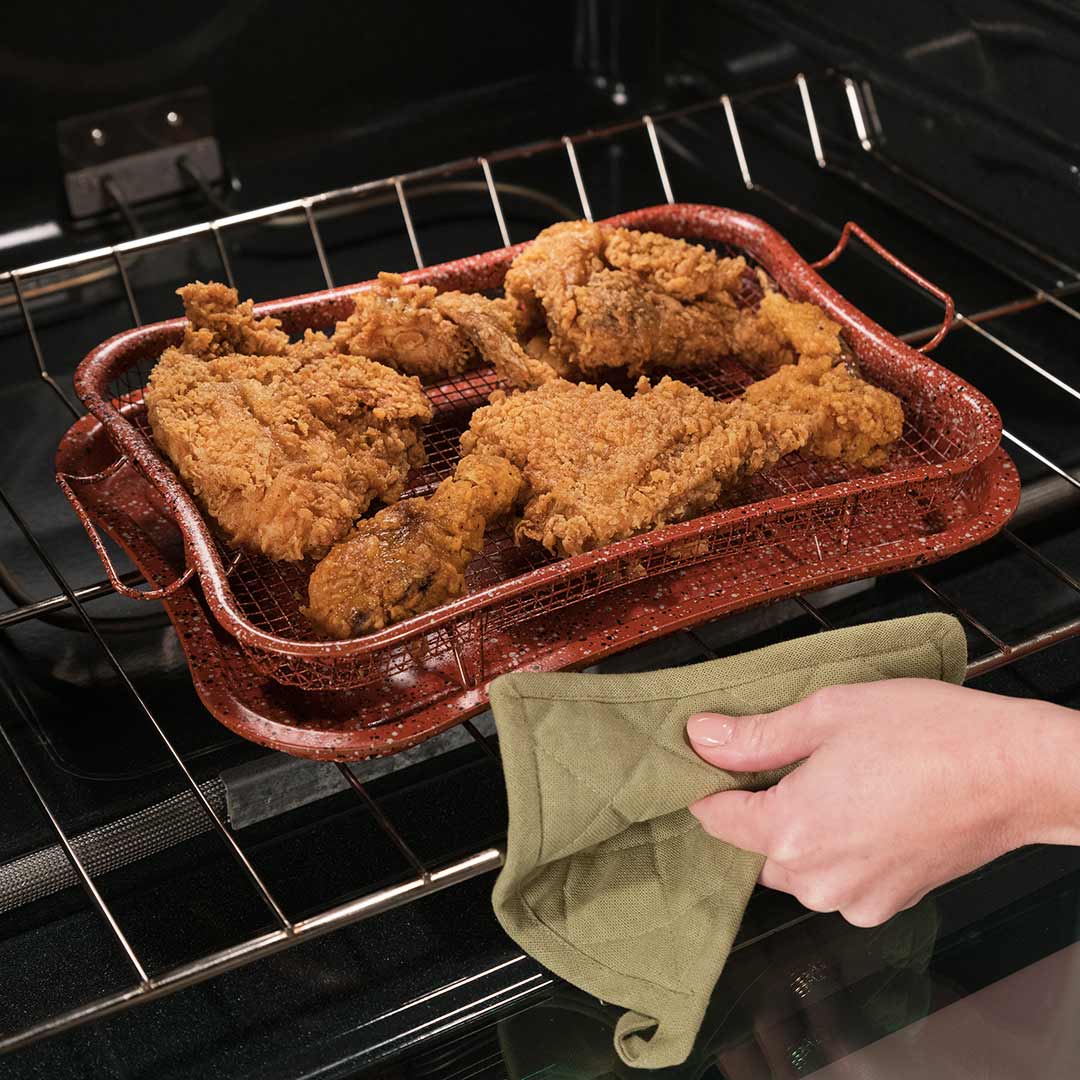 Knuspriges Hähnchen wird im Ofen mit dem Livington Super Crisper fettfrei und gleichmäßig gebacken.
