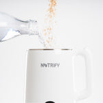 Wasser und Getreide werden in einen weißen Pflanzendrink‑Maker der Marke Notrify eingefüllt