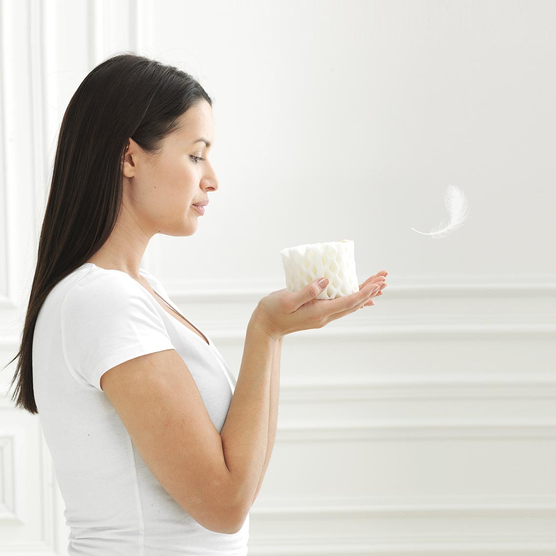Frau hält ein OCTAsleep Smart Element – Symbol für Leichtigkeit durch innovative Technologie.