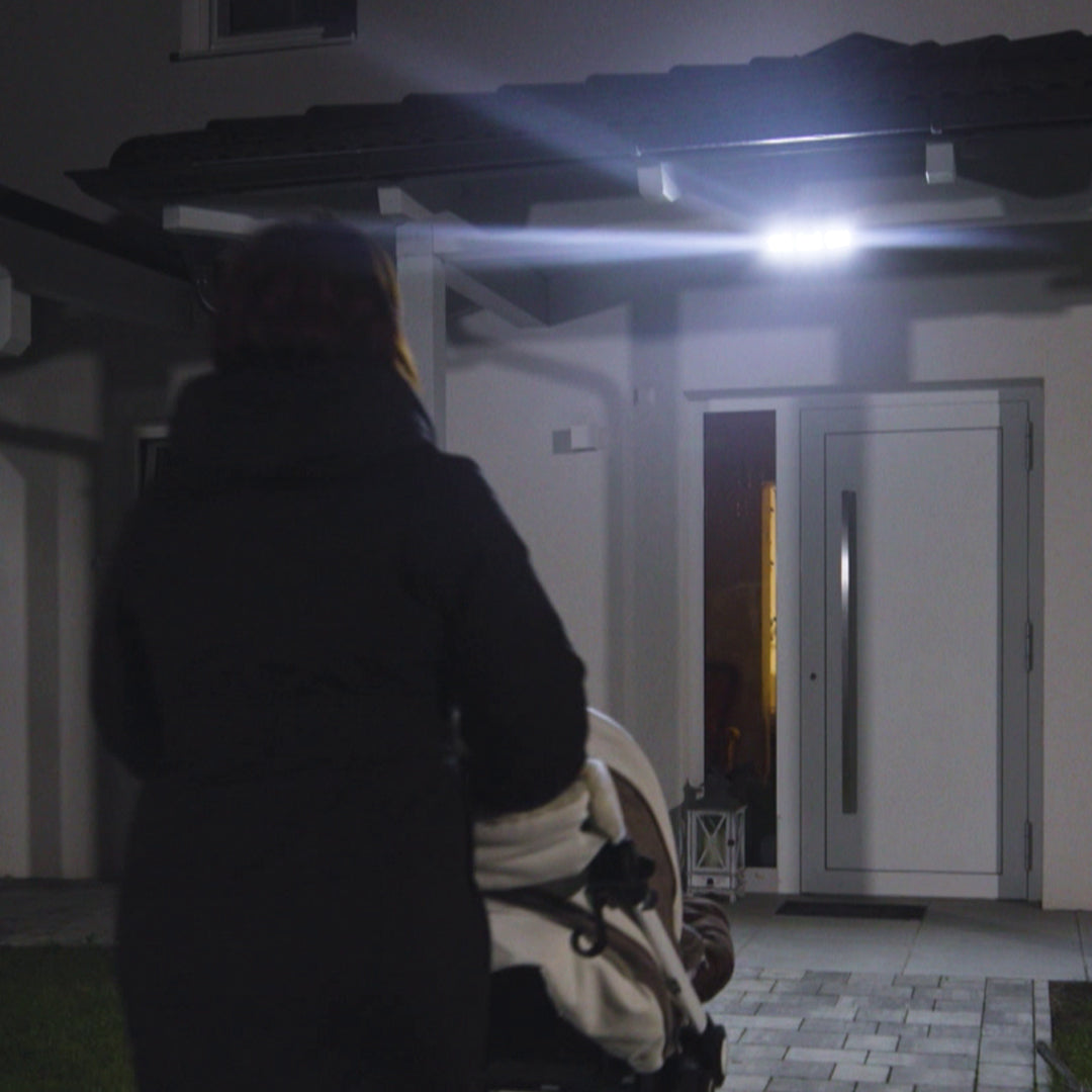Die Panta TrioSolar leuchtet automatisch den Eingangsbereich bei Annäherung einer Person aus.
