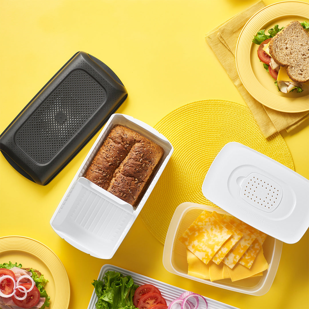 Frisches Brot und Käse sicher aufbewahrt in der luftdurchlässigen Vorratsdose Bradsmart.